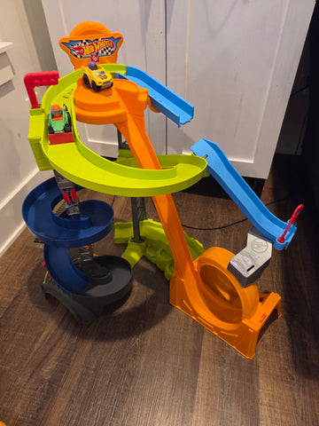 Fisher-Price Little People Hot Wheels Spiral Stunt Speedway Race Track